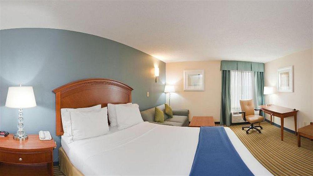 Holiday Inn Express & Suites Fredericksburg By Ihg Екстериор снимка