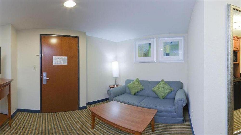 Holiday Inn Express & Suites Fredericksburg By Ihg Екстериор снимка