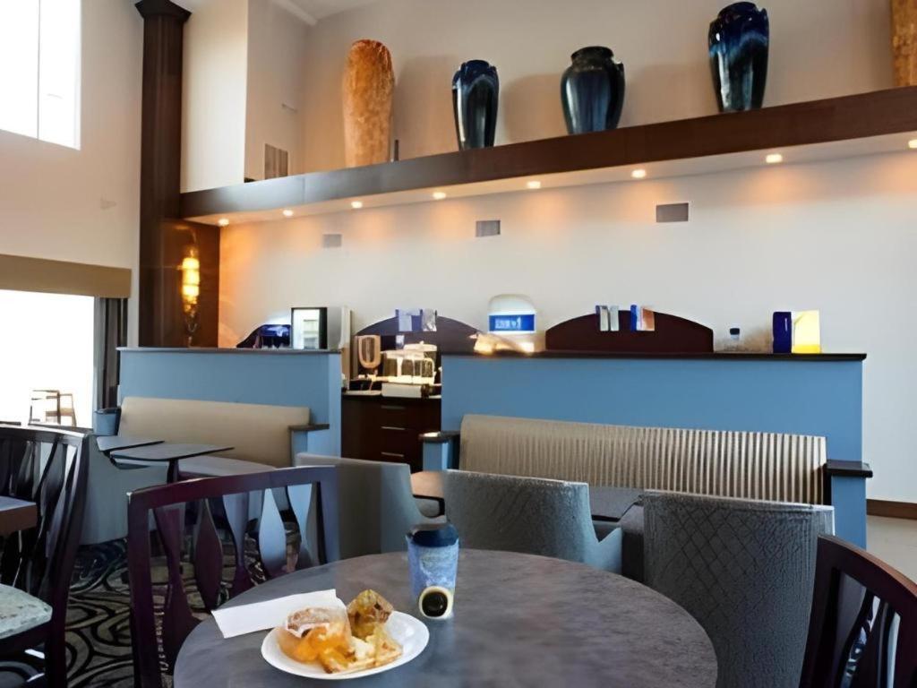 Holiday Inn Express & Suites Fredericksburg By Ihg Екстериор снимка