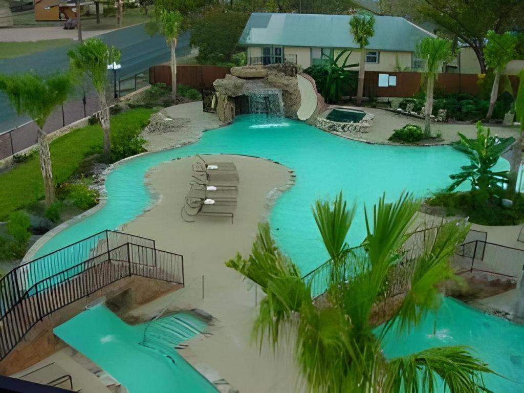 Holiday Inn Express & Suites Fredericksburg By Ihg Екстериор снимка