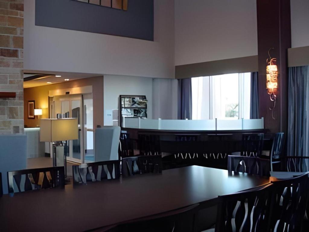 Holiday Inn Express & Suites Fredericksburg By Ihg Екстериор снимка