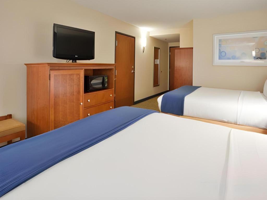 Holiday Inn Express & Suites Fredericksburg By Ihg Екстериор снимка