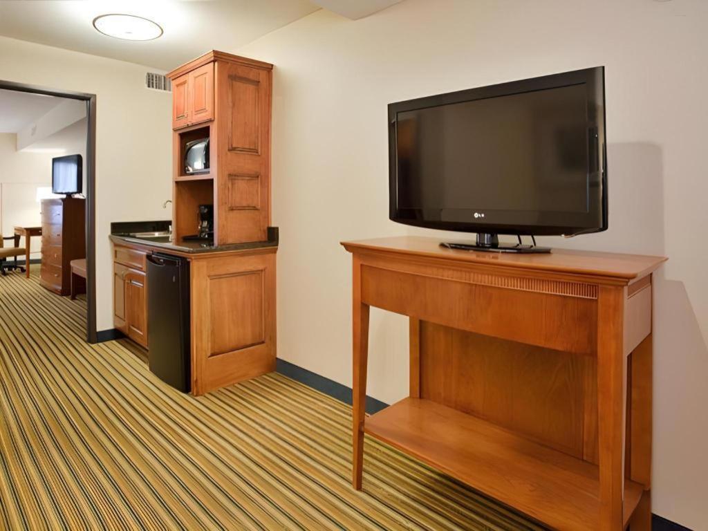 Holiday Inn Express & Suites Fredericksburg By Ihg Екстериор снимка