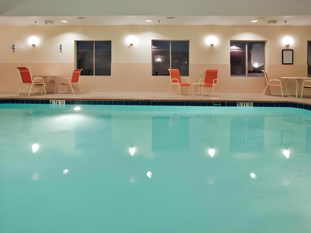 Holiday Inn Express & Suites Fredericksburg By Ihg Екстериор снимка