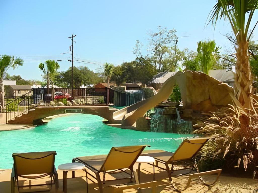 Holiday Inn Express & Suites Fredericksburg By Ihg Екстериор снимка