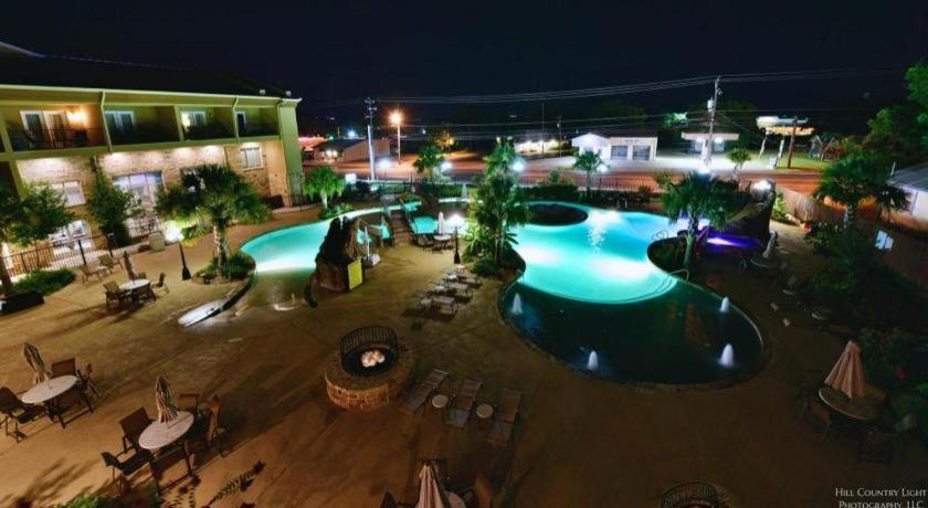 Holiday Inn Express & Suites Fredericksburg By Ihg Екстериор снимка