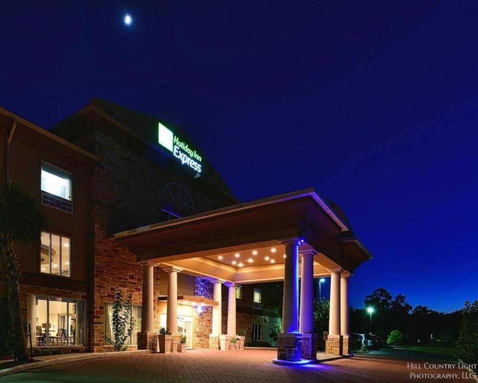 Holiday Inn Express & Suites Fredericksburg By Ihg Екстериор снимка
