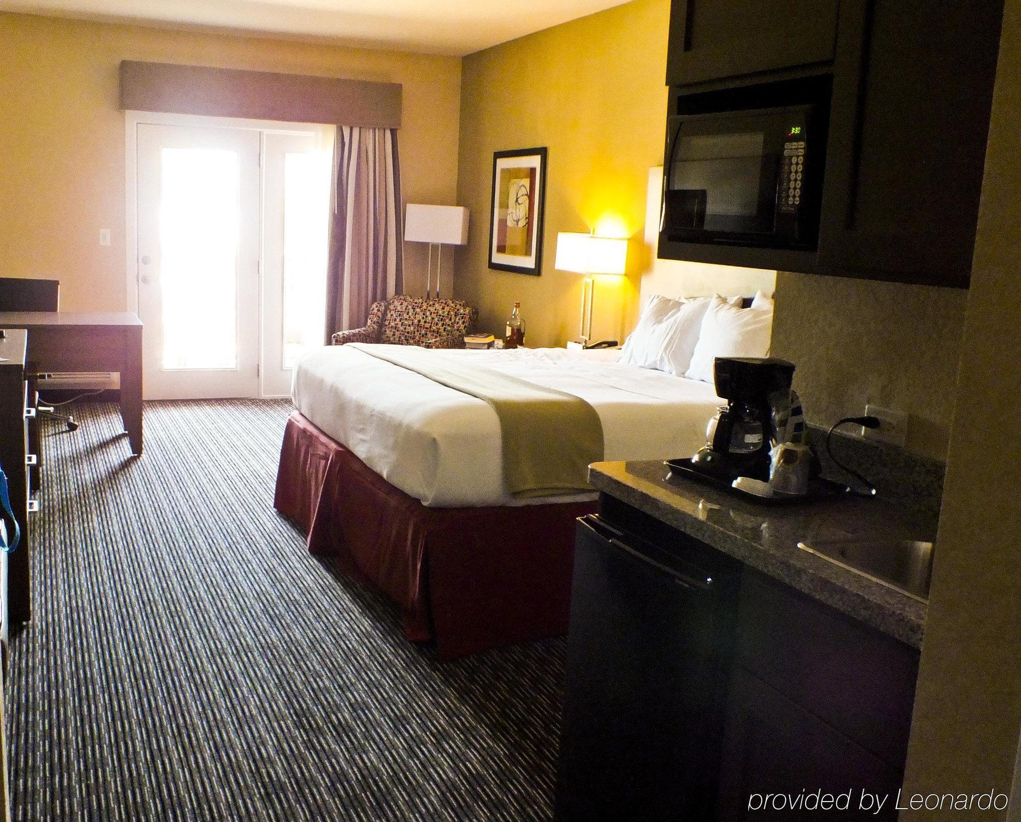 Holiday Inn Express & Suites Fredericksburg By Ihg Стая снимка