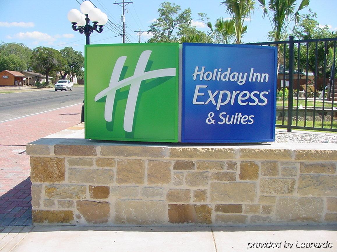 Holiday Inn Express & Suites Fredericksburg By Ihg Екстериор снимка