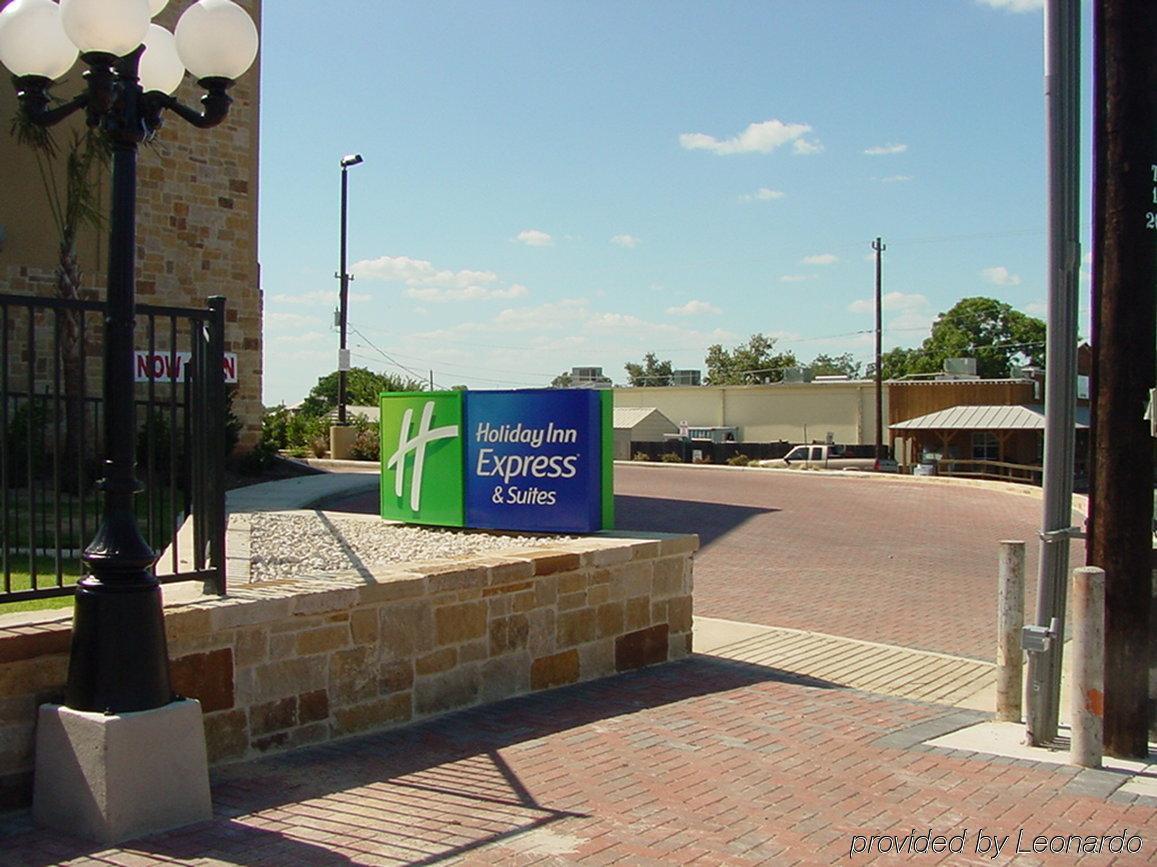 Holiday Inn Express & Suites Fredericksburg By Ihg Екстериор снимка
