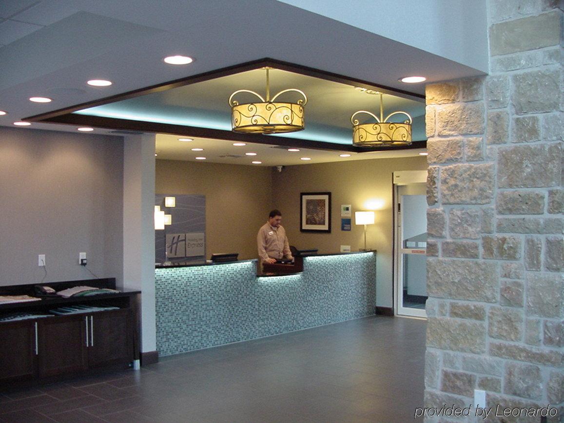 Holiday Inn Express & Suites Fredericksburg By Ihg Интериор снимка