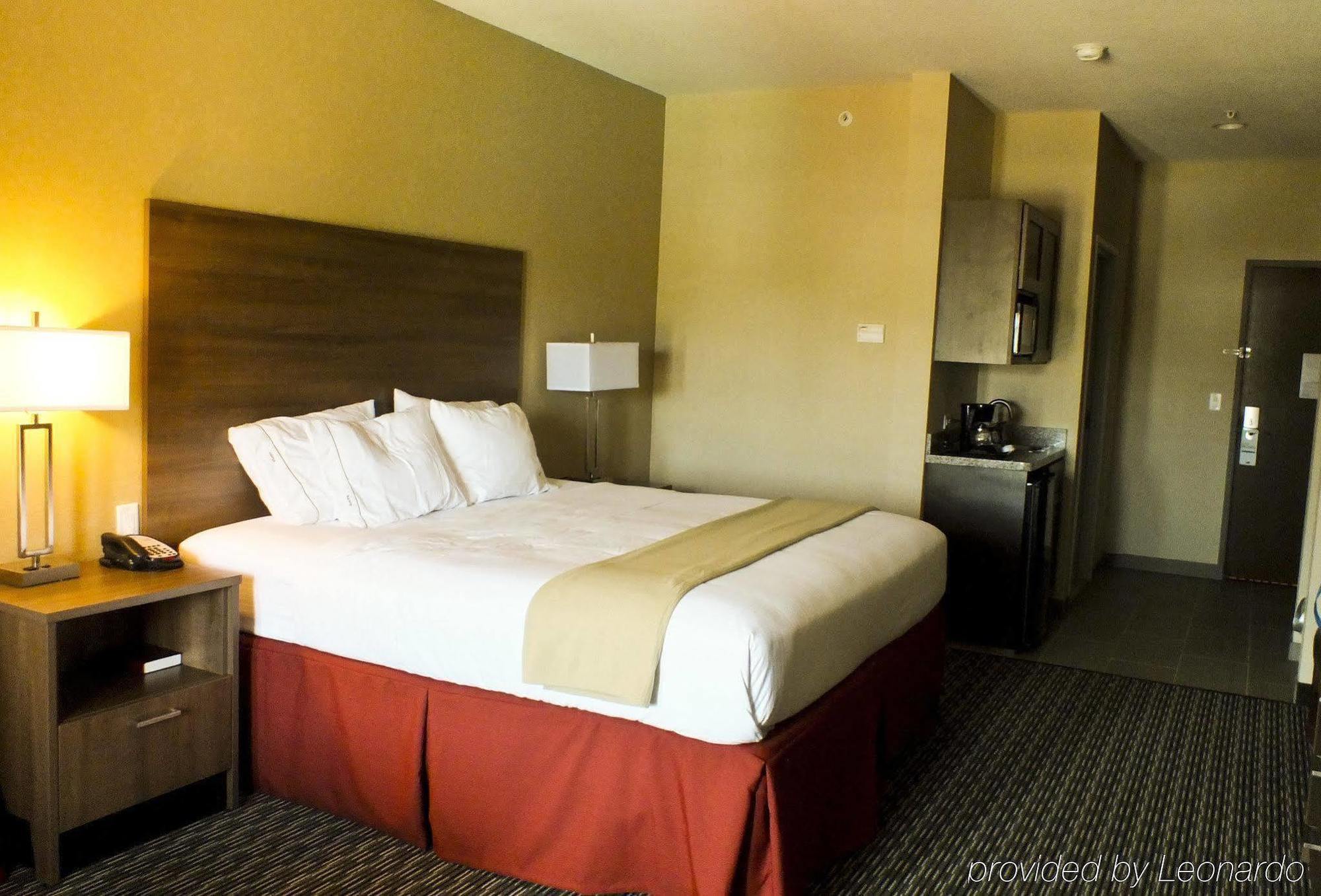 Holiday Inn Express & Suites Fredericksburg By Ihg Стая снимка